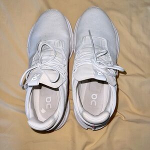 ON CLOUD women’s Swiss engineering white size 8.5